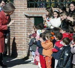 Su Majestad saluda a los niños que le dieron la bienvenida al Colegio Juan de Austria