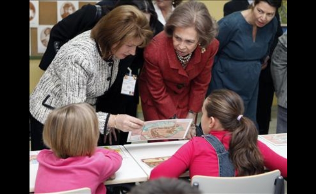 La Reina y la Primera Dama de Rumanía conversan con unas alumnas del Colegio Juan de Austria