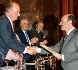 Su Majestad el Rey hace entrega del Premio a Benigno Varillas