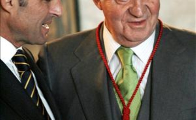 Don Juan Carlos conversa con el presidente de la Comunidad Valenciana, Francisco Camps, tras recibir la Alta Distinción de la Generalitat