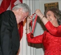 Su Majestad la Reina impone al ex Presidente de los Estados Unidos de América, William Jefferson Clinton, la Medalla de Oro del Queen Sofía Spanish In