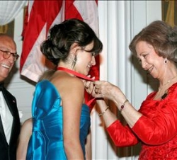 Doña Sofía impone a la actriz Penélope Cruz la Medalla de Oro del Queen Sofía Spanish Institute de Nueva York