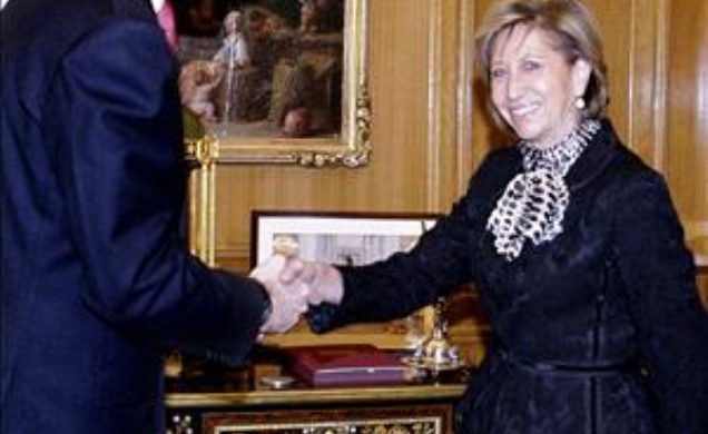 Don Felipe saluda a la interventora general de la Seguridad Social, María Victoria Vigueras García