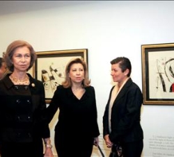 Su Majestad la Reina, durante su visita, acompañada por la presidenta del Parlamento de las Illes Balears, María Antònia Munar