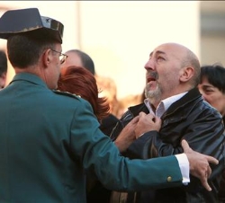 El padre del guardia civil Raúl Centeno, recibe emocionado la Cruz al Mérito de la Guardia Civil con distintivo Rojo impuesta a su hijo