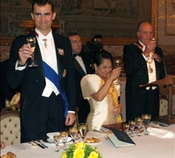 Su Majestad el Rey, Su Alteza Real el Príncipe de Asturias y la Presidenta de Filipinas, brindan durante la Cena de Gala