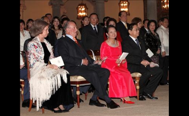 Sus Majestades los Reyes junto a la Presidenta de Filipinas, Gloria Macapagal-Arroyo, y su esposo José Miguel Arroyo durante la recepción en el Palaci
