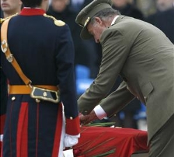 Don Juan Carlos condecora al agente fallecido