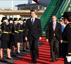Don Felipe, a su llegada al Aeropuerto Internacional Ministro Pistarini de Buenos Aires