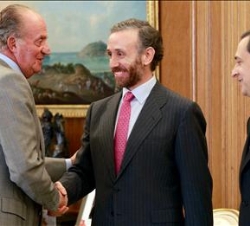 Don Juan Carlos saluda al director de "Marca" y al director adjunto al consejero delegado de Unidad Editorial