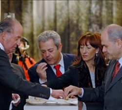 Su Majestad el Rey degusta las distintas variedades de aceite en la inauguración de la exposición