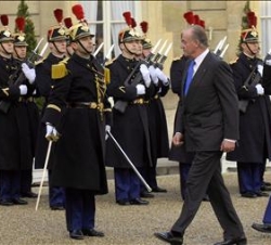 Su Majestad el Rey pasa revista a la guardia de honor presidencial a su llegada al Palacio del Elíseo en París