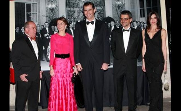 Los Príncipes de Asturias, a su llegada, con el embajador de los Estados Unidos de América, y el presidente de la Cámara de Comercio Americana en Espa