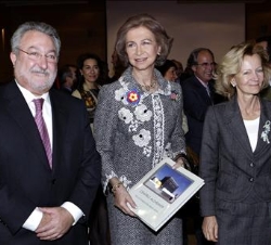 Doña Sofía, acompañada por el ministro de Sanidad, Bernat Soria, y la ministra de Administraciones Públicas, Elena Salgado, durante la presentación de