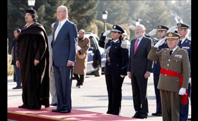 Su Majestad el Rey y Su Excelencia Muammar El-Gadafi durante el Recibimiento Oficial en el Palacio de El Pardo