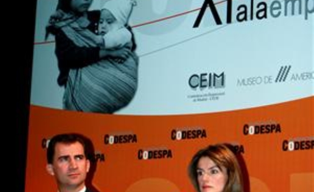 Los Príncipes de Asturias, en la mesa presidencial, durante la entrega de premios