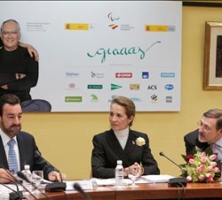 Doña Elena, en la mesa presidencial, junto al presidente del Consejo Superior de Deportes, Jaime Lissavetzky, y el presidente del Comité Paralímpico E