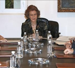 Su Majestad la Reina, acompañada por Javier Nadal, vicepresidente ejecutivo de Fundación Telefónica y por el presidente de la Fundación de Ayuda contr