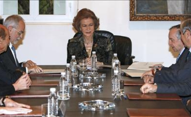 Su Majestad la Reina, acompañada por Javier Nadal, vicepresidente ejecutivo de Fundación Telefónica y por el presidente de la Fundación de Ayuda contr