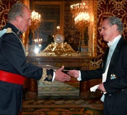 Don Juan Carlos recibe las Cartas Credenciales del nuevo Embajador de Venezuela, Alfredo Toro Hardey