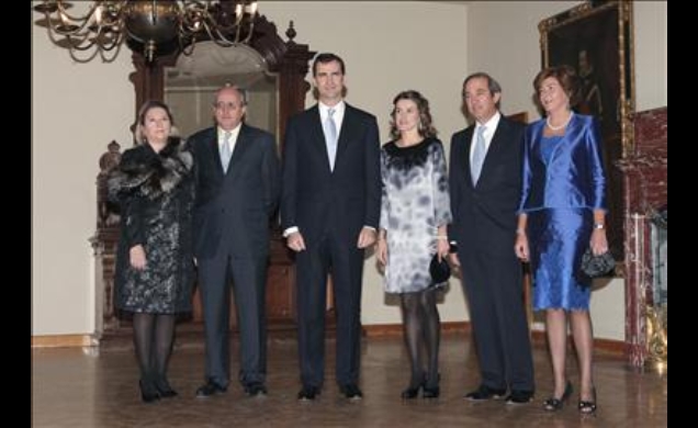 Sus Altezas Reales, con el secretario de Estado de Turismo y Comercio, el presidente del Círculo de Empresarios y sus respectivas esposas