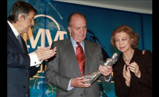Don Juan Carlos recibe la escultura del galardón de manos del presidente de la Mutua Madrileña, en presencia de Doña Sofía