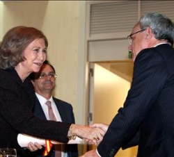 El director de la Oficina del Historiador de la Ciudad la Habana recibe el premio de manos de la Reina