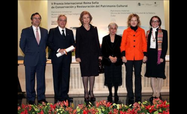 Doña Sofía, con los premiados, la secretaria de Estado de Cooperación y el secretario general de la AECI