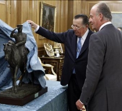 Su Alteza Real el Infante Don Carlos muestra a Don Juan Carlos la escultura con la que fue obsequiado