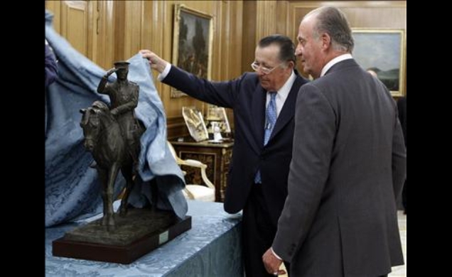 Su Alteza Real el Infante Don Carlos muestra a Don Juan Carlos la escultura con la que fue obsequiado