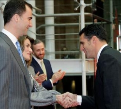 Saludo de Sus Altezas Reales a Miguel Induráin, en presencia del director de "Marca", Eduardo Inda