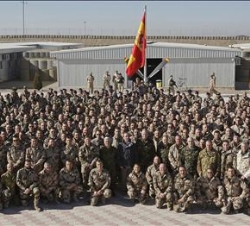 Don Juan Carlos, con los soldados españoles,  junto al ministro de Defensa y los mandos militares, en la Plaza de España