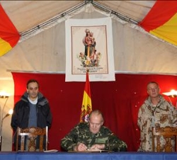 El Rey firma en el Libro de Honor de la Base de Herat