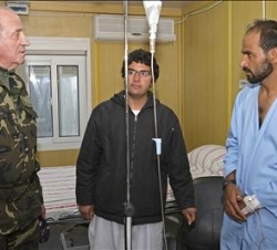 El Rey visita a los pacientes del hospital de la base