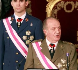 Don Juan Carlos, durante sus palabras, en presencia de Don Felipe