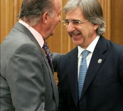 Don Juan Carlos recibe el saludo del socio presidente de Cuatrecasas, Emilio Cuatrecasas Figueras