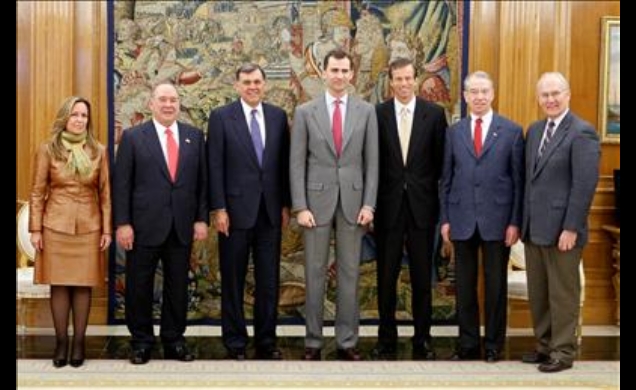 Don Felipe acompañado por la secretaria de Estado para Iberoamérica, Trinidad Jiménez, el embajador de los Estados Unidos, Eduardo Aguirre, los senado