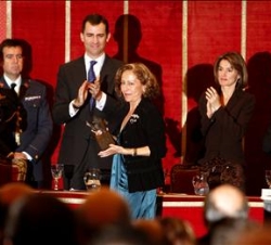 La hija de Jesús de Polanco, Isabel, tras recibir el galardón de manos del Príncipe, en presencia de la Princesa, la presidenta de la Comunidad de Mad