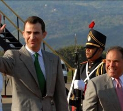 Don Felipe, a su llegada a Panamá, acompañado por el primer vicepresidente y ministro de Relaciones Exteriores de Panamá