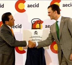 Saludo entre Su Alteza Real y el Presidente Torrijos, tras el descubrimiento de una placa conmemorativa de la inauguración