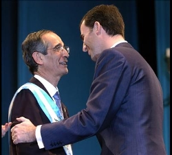 El Príncipe de Asturias saluda al nuevo Presidente de Guatemala, tras finalizar el acto de Toma de Posesión