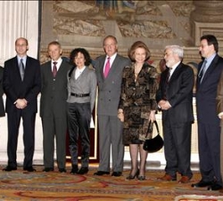 Sus Majestades los Reyes y la ministra de Educación y Ciencia, Mercedes Cabrera, posan junto a los galardonados