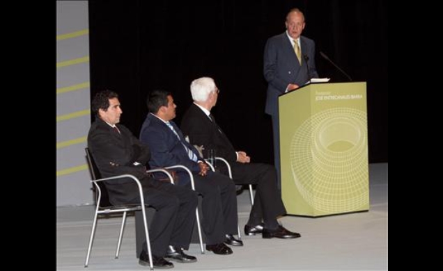 Don Juan Carlos, durante su intervención, en presencia de los premiados
