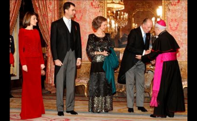 Sus Majestades los Reyes y Sus Altezas Reales los Príncipes de Asturias reciben el saludo del Nuncio del Vaticano en España, Manuel Monteiro, durante 