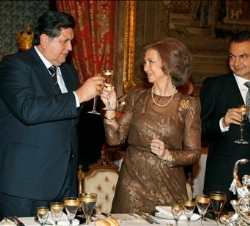 Su Majestad la Reina, el Presidente García y el presidente del Gobierno, durante el brindis