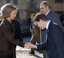 Su Majestad la Reina recibe el saludo del alcalde de Toledo, Emiliano García-Page, a su llegada al Museo de Santa Cruz de Toledo