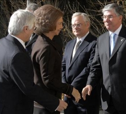 Doña Sofía es saludada por del presidente de la Diputación de Toledo, José Manuel Tofiño en presencia del presidente de Castilla-La Mancha, José María