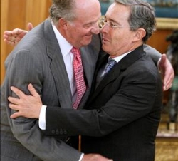 Saludo entre Don Juan Carlos y el Presidente de Colombia