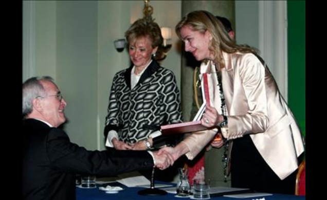 Doña Cristina entrega el galardón a José María Maravall, en presencia de la vicepresidenta primera del Gobierno y ministra de la Presidencia