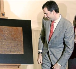 Don Felipe y Doña descubren una placa conmemorativa